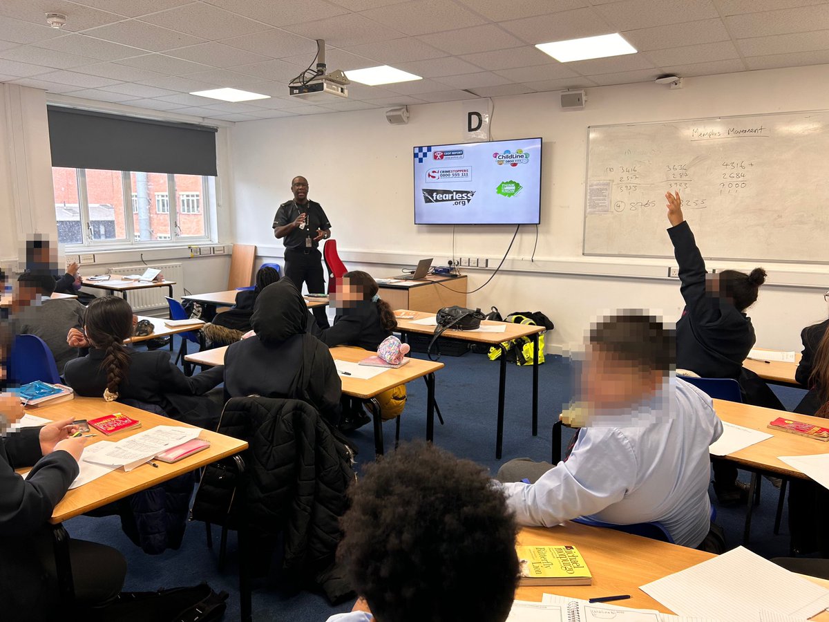 I was delighted to deliver a @WMPolice @BrumPartnership session to some very engaging @CORECityAcademy Year 7 students this morning on sharing via social media & internet safety @CEOPUK @FearlessORG @CrimestoppersUK #COREcollaboration