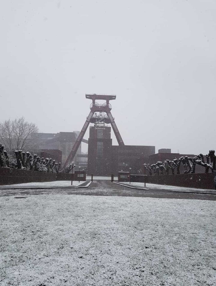 Der Eifelturm des Ruhrgebiets im Schneetreiben
. #Essen #ruhrmetropole #zechezollverein