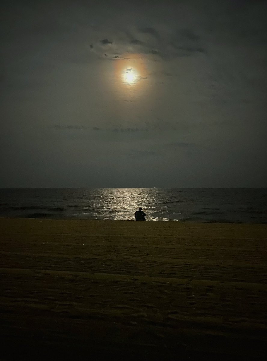 Caught the full moon last night 

#taraclicks #moon #fullmoon #photography #nightsky #beach #chennaibeach