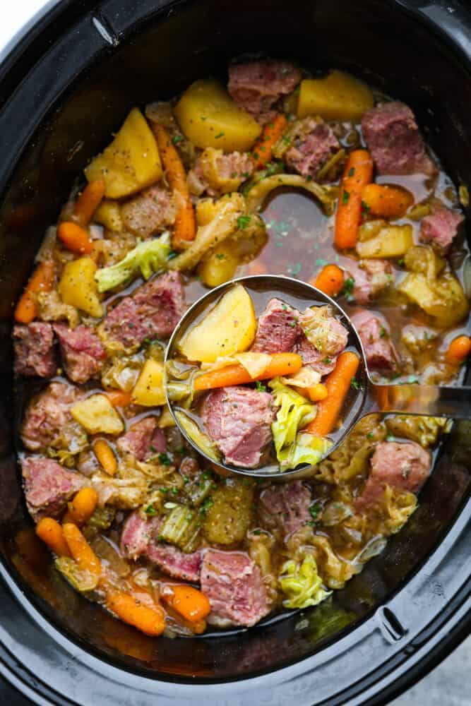 therecipecritic's tweet image. This recipe is #1 on Google for good reason! Corned Beef and Cabbage slow cooks all day with hearty vegetables making one delicious #stew! This is a classic recipe with nostalgic flavors, and it’s so easy to make. #cornedbeefandcabbage #RecipeOfTheDay 

therecipecritic.com/slow-cooker-co…