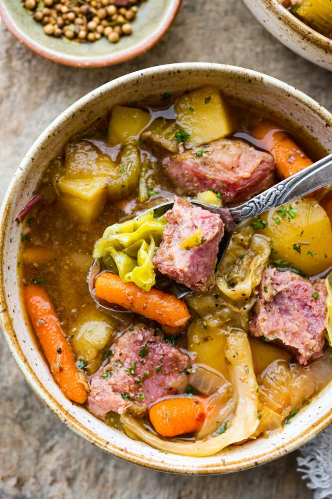 therecipecritic's tweet image. This recipe is #1 on Google for good reason! Corned Beef and Cabbage slow cooks all day with hearty vegetables making one delicious #stew! This is a classic recipe with nostalgic flavors, and it’s so easy to make. #cornedbeefandcabbage #RecipeOfTheDay 

therecipecritic.com/slow-cooker-co…