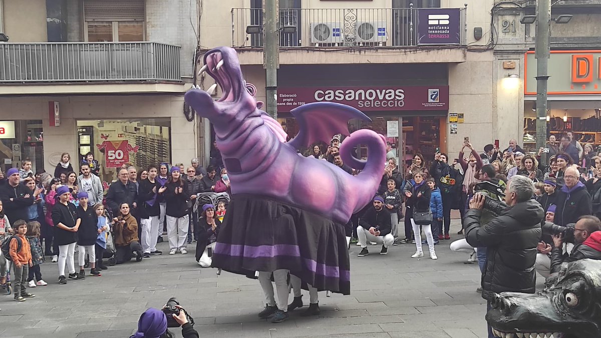 CanalTerrassa's tweet photo. S'estrena la nova figura feminista del @Drac_Terrassa coincidint amb el #8M Ara s'obre un procés participatiu per escollir el nom #Terrassa 

Ampliarem a https://t.co/EvFEpFU9C8 https://t.co/CzJNt4HZg7