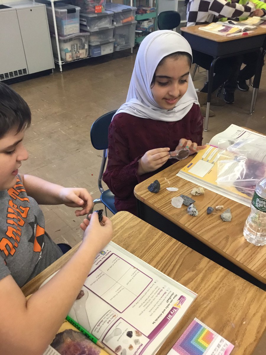 MrsRienzo's tweet image. Scientists at work! Observing and classifying rocks and minerals @ORHEagles21 #wehelpchildren #makingitfun