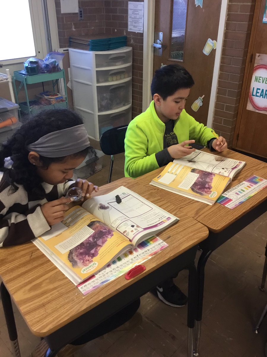 MrsRienzo's tweet image. Scientists at work! Observing and classifying rocks and minerals @ORHEagles21 #wehelpchildren #makingitfun