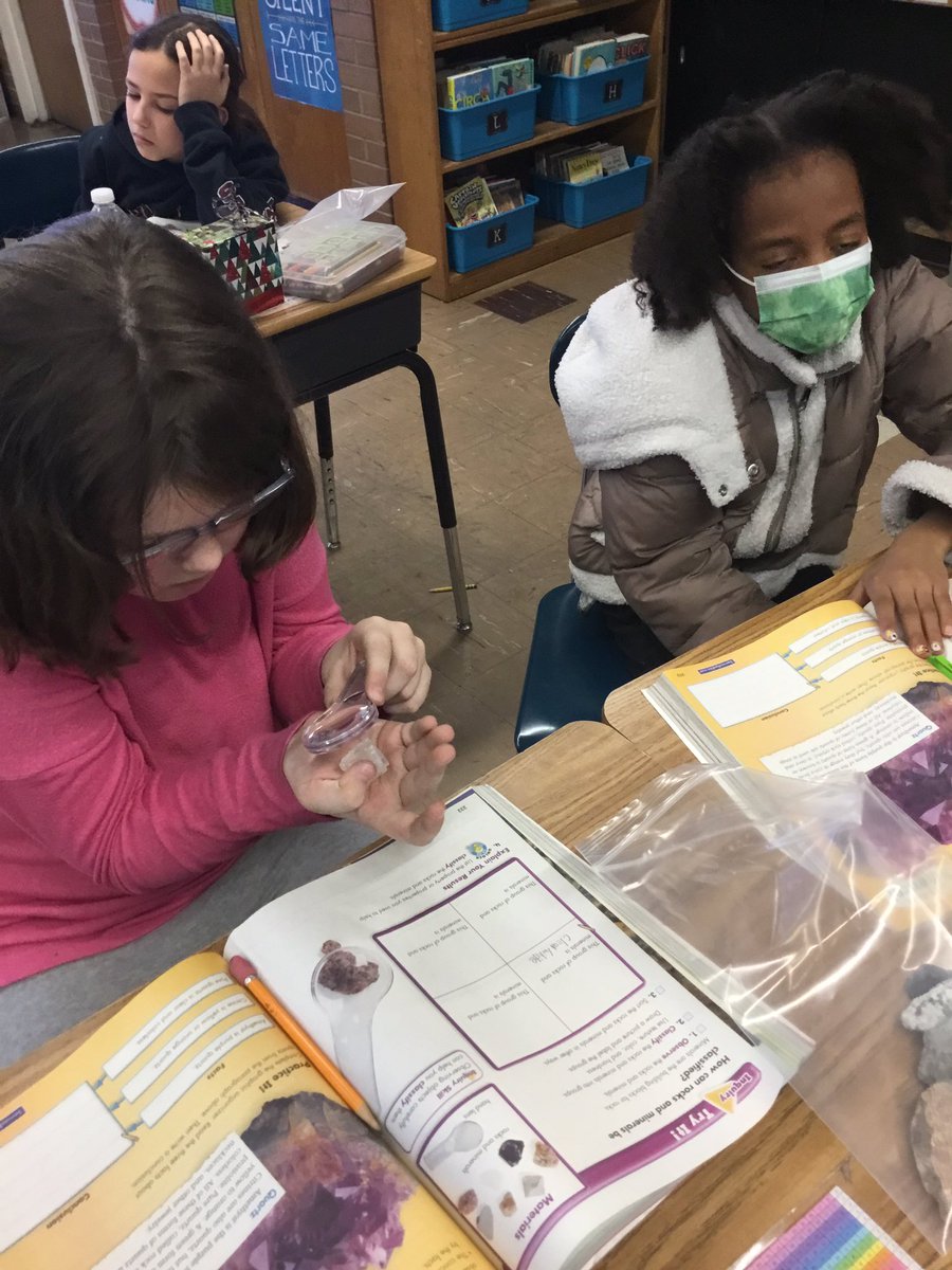 MrsRienzo's tweet image. Scientists at work! Observing and classifying rocks and minerals @ORHEagles21 #wehelpchildren #makingitfun