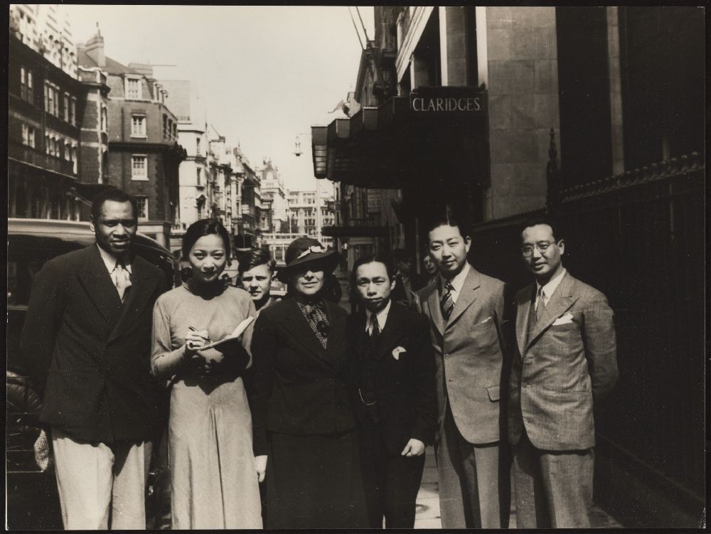 BeineckeLibrary's tweet photo. Paul Robeson, Anna May Wong, Eslanda Goode Robeson, Hsiung Shih-I, Mei Lanfang, Wang Shiao-lou, 1935, photo by Fania Marinoff https://t.co/11D22wnA1U https://t.co/36LlLUWJPp