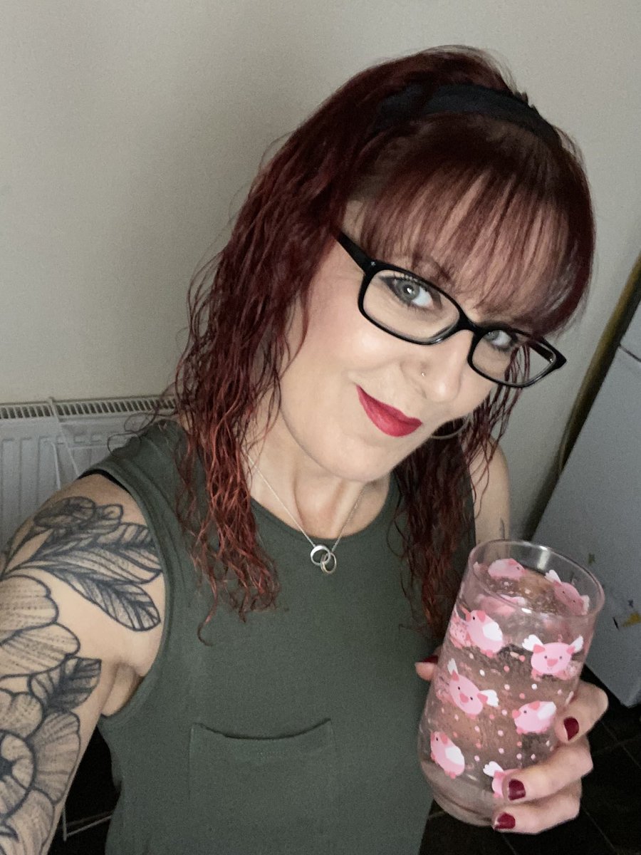 mskellylou's tweet photo. When it’s already been a shitty week, and it’s only Wednesday!!! Nothing else for it but to sack it off with some tunes and a cheeky gin 🤷‍♀️🙂 https://t.co/A9TcrHcg60