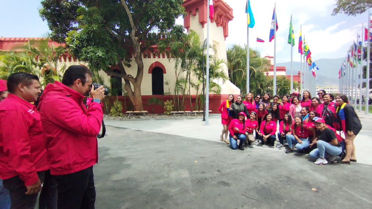 Para el recuerdo ❤️ 

Hoy en el Cuartel de la Montaña con nuestras mujeres para rendir homenaje al Gigante Eterno Hugo Chávez. ¡Mujeres revolucionarias y patriotas que permanecen grabadas con tinta indeleble en mi corazón!

#8DeMarzo 
#DiaInternacionalDeLaMujer