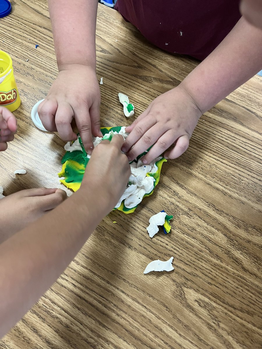 MrsDamaris12's tweet image. On today’s menu we made pizzas ! 🍕 We wrote how to make a pizza together and then followed our instructions “First, next, then, last” step by step to make them.  @KirkElementary @CFISDPK1 @CFISDELs #kirkcan