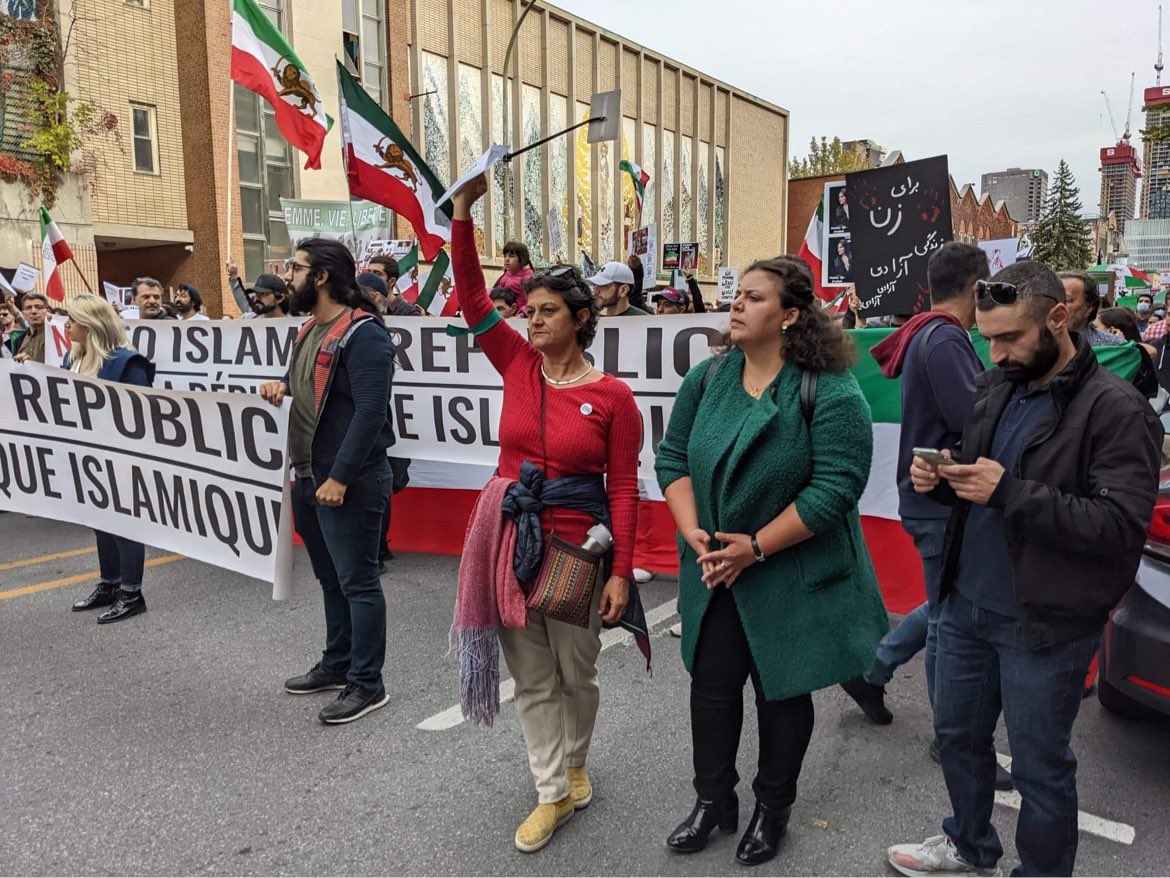 Alia_HassanCour's tweet image. Ce 8 mars est pour toutes nos consœurs iraniennes qui se bâtent avec courage, dignité pour leurs droits les plus fondamentaux ! Aux iraniennes de Montréal qui depuis des mois, sans relâche, manifestent pour soutenir leurs compatriotes brimées et réprimées. Femmes, vie, liberté 🇮🇷