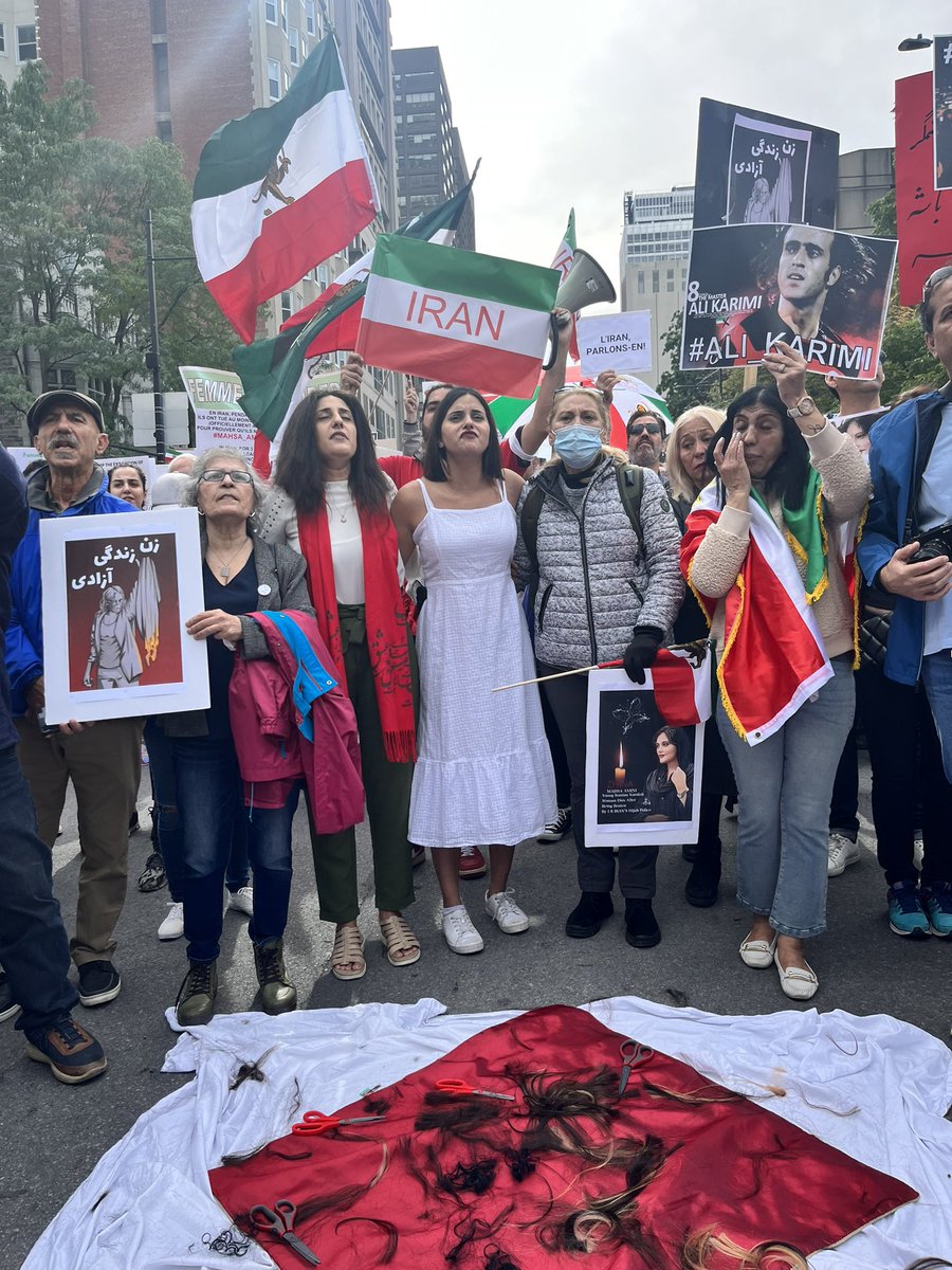 Alia_HassanCour's tweet image. Ce 8 mars est pour toutes nos consœurs iraniennes qui se bâtent avec courage, dignité pour leurs droits les plus fondamentaux ! Aux iraniennes de Montréal qui depuis des mois, sans relâche, manifestent pour soutenir leurs compatriotes brimées et réprimées. Femmes, vie, liberté 🇮🇷