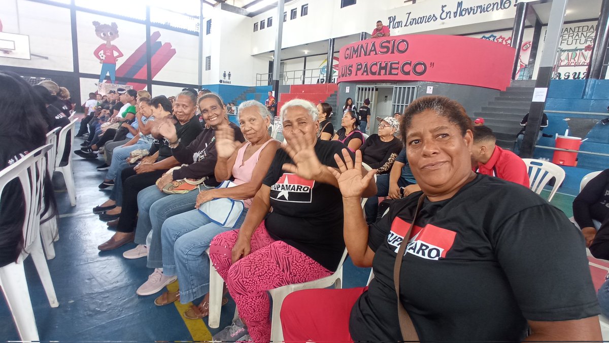 BloqCentroOccid's tweet photo. En el día de la mujer, las Rebeldes dicen presente en el Secretariado Municipal Ampliado que al momento se desarrolla en el Estado @MRTAragua  Mpio. @mrtlinaresofic, quienes expresan su compromiso y lealtad a la revolución bolivariana.

#ChávezFeminista https://t.co/VPIr7WnqQz