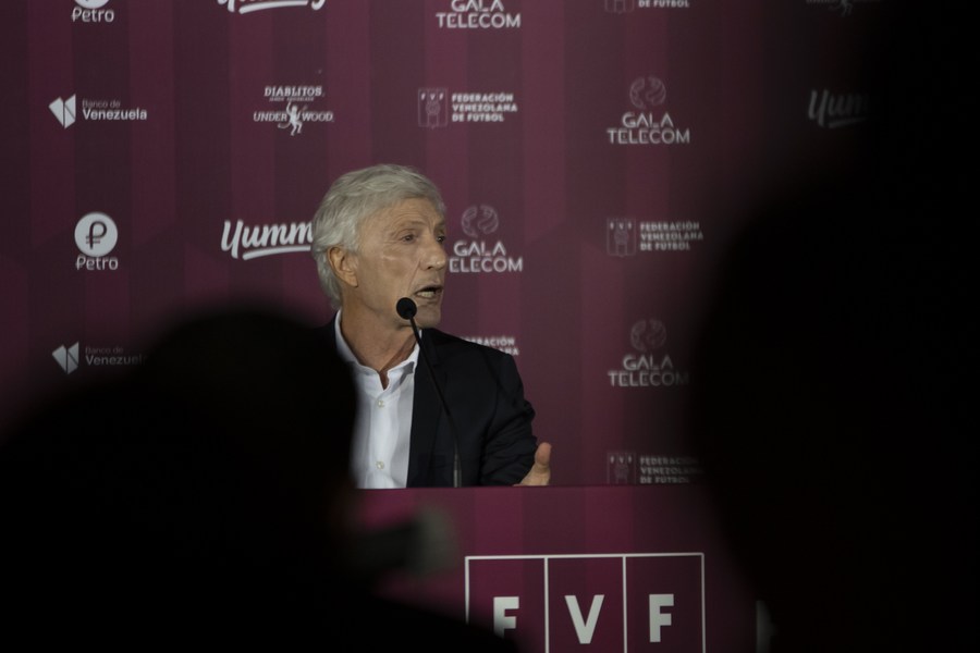 XHespanol's tweet image. ⚽️ La @FVF_Oficial anuncia la finalización de la relación laboral del argentino José Néstor #Pekerman como director técnico de la selección nacional de #Venezuela xhtxs.cn/Fuv