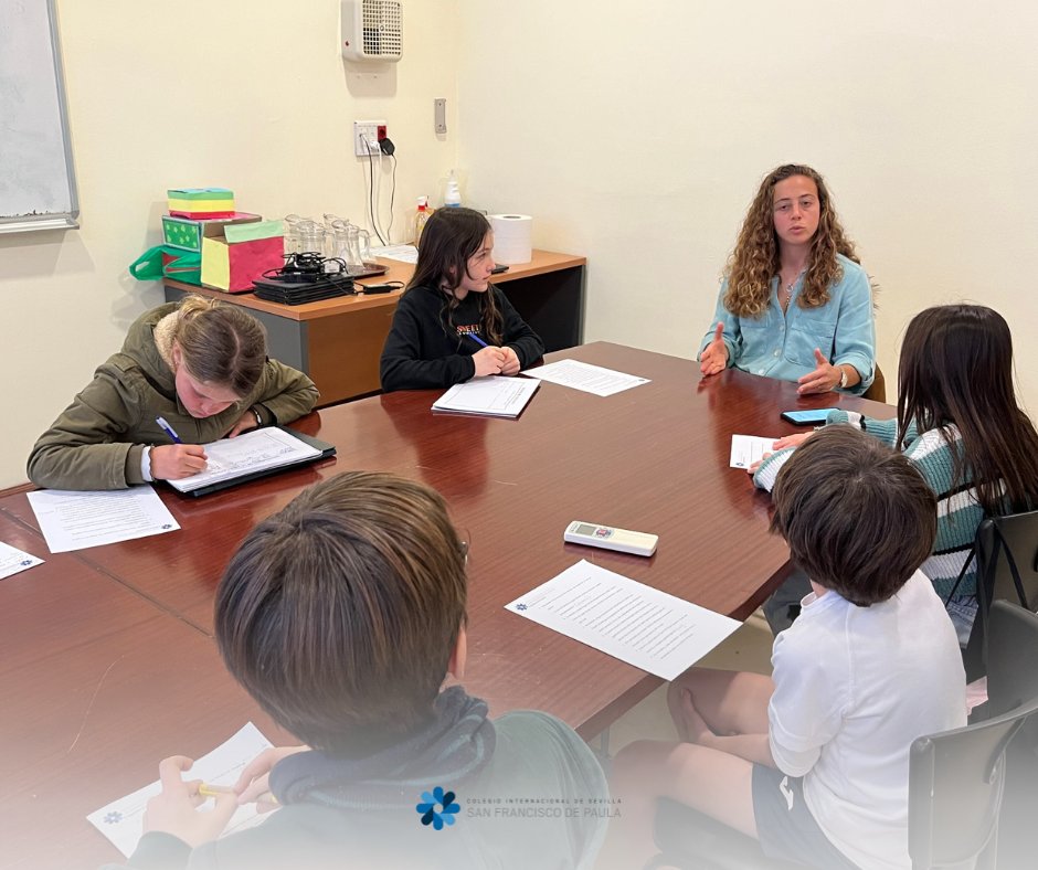 SFPaulaColegio's tweet photo. ⚽ Los alumnos de Y5 de PEP están trabajando en un proyecto sobre la igualdad de género en el mundo del deporte, y específicamente del fútbol. Para ello han entrevistado a Dña. Matilde Fidalgo, futbolista profesional. Agradecemos a @josemgarcianole por hacerlo posible https://t.co/jgOt827haZ