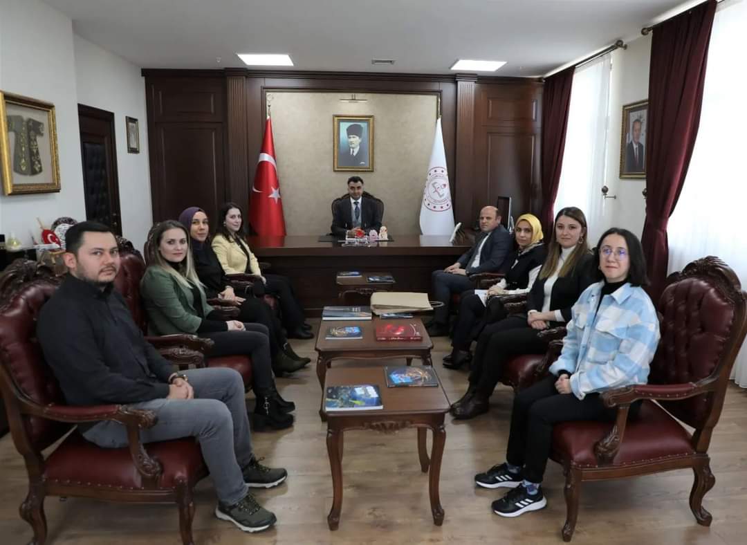 UnyeOzel's tweet photo. İl Milli Eğitim Müdürümüz Mehmet Fatih Vargeloğlu; Ordu ilimizde "eTwinning Türkiye Özel Ödülü" alan öğretmenlerimize
belgelerini takdim etti.
Ödül alan öğretmenler arasında bulunan Özel Eğitim Öğretmenimiz Pınar DİKCİ arkadaşımızı tebrik eder, başarılarının devamını dileriz. https://t.co/D1cfucnihb