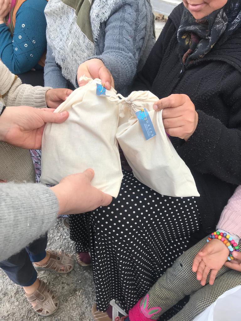 HEKVA_'s tweet photo. 📎Malatya HEKVA Aşevi’miz de 8 Mart Dünya Kadınlar Günü münasebetiyle depremzede kadınlar ile bir araya geldik. Hal hatır ve hoş sohbetimizi türk kahvesi ikramı eşliğinde yaparken hijyen ürünleri ve Hazar Derneği tarafından hazırlanan hediye paketlerini dağıttık. https://t.co/kVKQrmaFZM