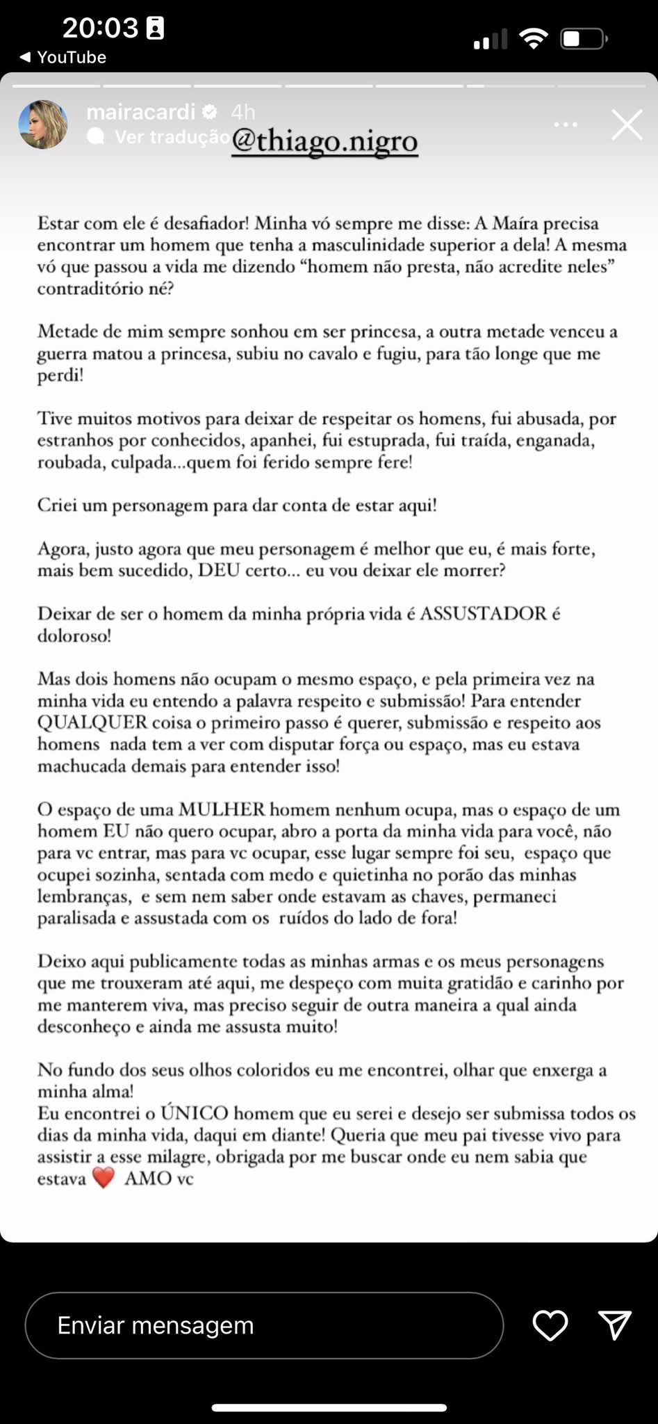 Um homem com uma cara assustadora está atrás de uma porta.