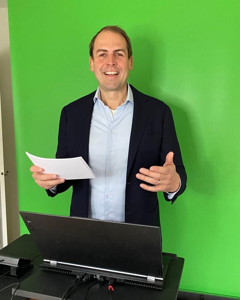 livecomnl's tweet image. #internationalwomensday startte vanochtend met een online quiz voor de medewerkers van #Smurfit Kappa Europe. Quizmaster van dienst: @erikpeekel instagr.am/p/CpiNsw1I3H_/