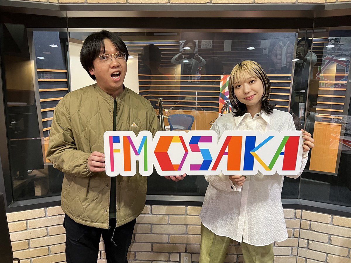 fmosaka_mmk's tweet photo. 今夜は #竹内アンナ さんがゲストで登場。楽曲、ギターのスキルからスタイルまで現在のアンナさんが詰め込まれた #atFIVE ぜひ聴いてください。ライブもいろいろ。
詳しくはホームページをチェック!
#FM徳島
#J3
#マスターキイ
#親戚のおじさん
#ダンス始めました
#自分で弾いてます
#LiveTheLive https://t.co/Dh8I2lBkYM