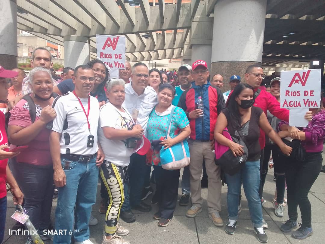 Minhvi_Oficial's tweet photo. #EstáPasando || Miembros de las AVV «Márquez del Toro » y « Ríos de Agua Viva » dicen ¡ Presente ! en la movilización que recuerda que con la llegada del Cmdte. #Chávez la mujer venezolana ha tenido un papel protagónico en el Gobierno Bolivariano #ChávezFeminista https://t.co/5ZBNt6vVLL