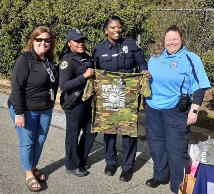 AnnapBaseballV's tweet photo. @AnnapolisPD In recognition of International Women’s Day, we would like to give thanks to the hardworking and dedicated women with the Annapolis Police Department!! https://t.co/LHENytjFCe