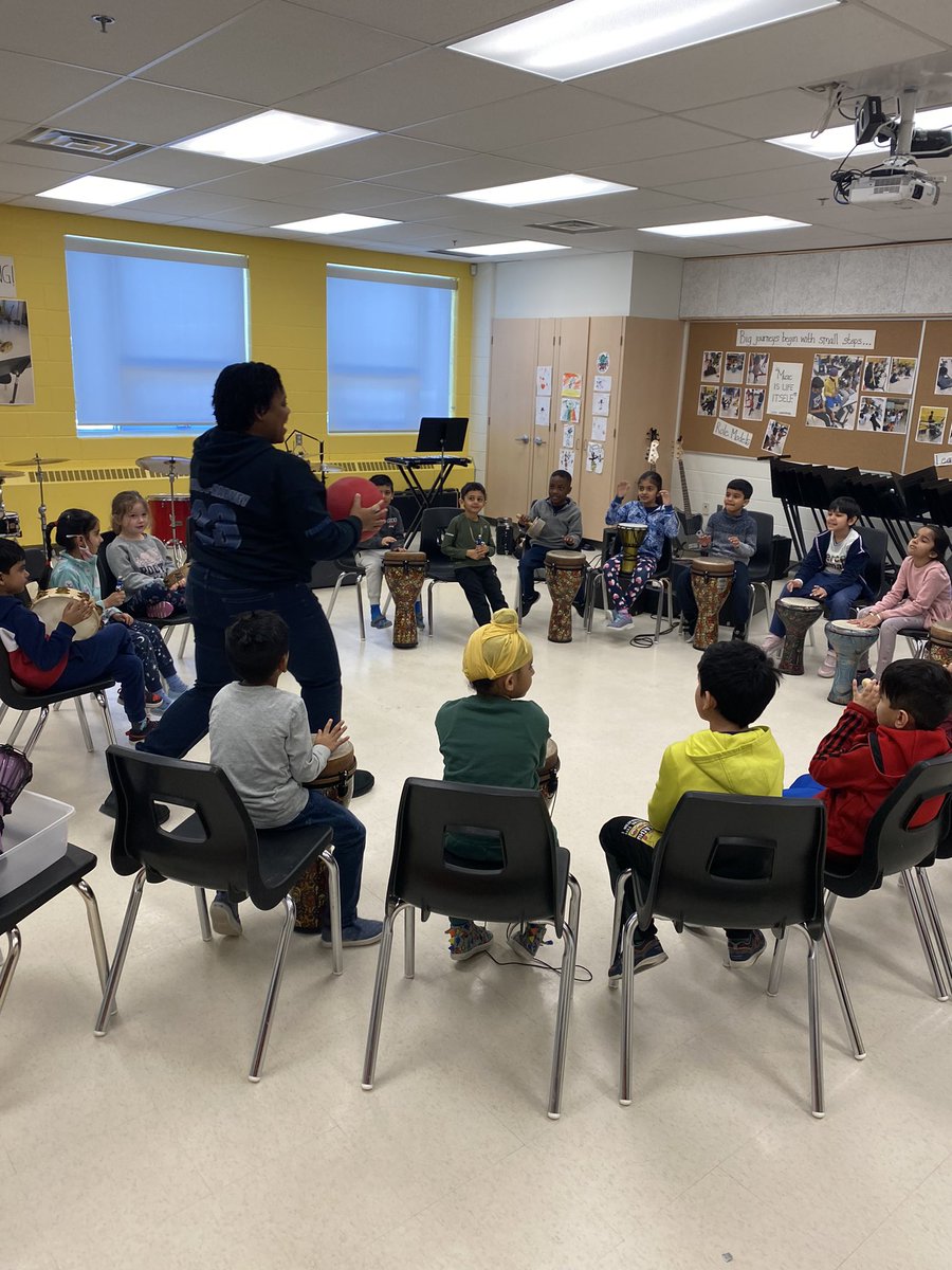 MariaHolt1981's tweet photo. Thank you @ftullochharvey for joining our music class today and leading @castleoaksps students in our first game of musical rumble ball 🎵 https://t.co/E6Kqybkz8H