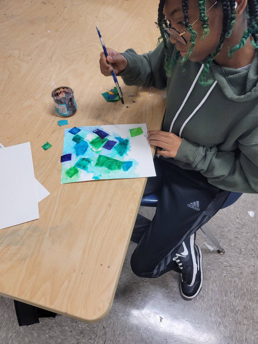 VA Comp students had a fun day experimenting with media and staining papers today! They took photos today as well...we are gearing up for our first linocut! 
#art #artist #highschoolart #printmaking