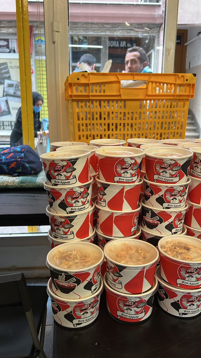 ProjeEvsizlik's tweet image. Bugün Sokak Lambası Derneği (@Sokak__Lambasii) ile beraberdik 🌱 Sokak Lambası Derneği, yılın her günü, her akşam saat 6&apos;da gönüllülerin de katılımıyla evsizler için yemek dağıtıyor.