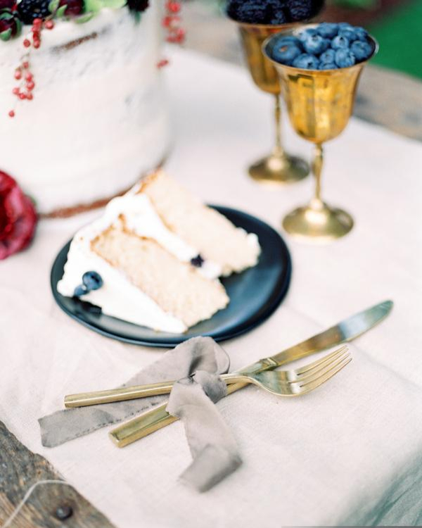 All you need is a slice of wedding cake to enjoy the happiest moment of your life. ✨

#happyhumpday #weddings #raleighbaker #baker #cakedecorator ​​​​​​​​​​​​​​​​​​​​​​​​#sugareuphoira #weddingcake #weddingday #cakecakecake #sugar