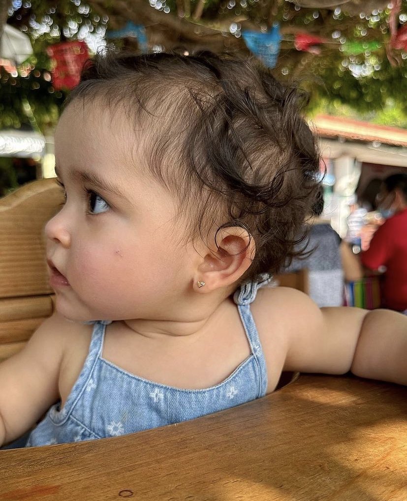 her gün senin için ağlıyorum ve sensiz yaşamak benim için zor, nefes alamıyorum, kalbim ağrıyor, seni çok özledim, sana bir kez daha sarılmak için canımı verirdim 💔🕊️