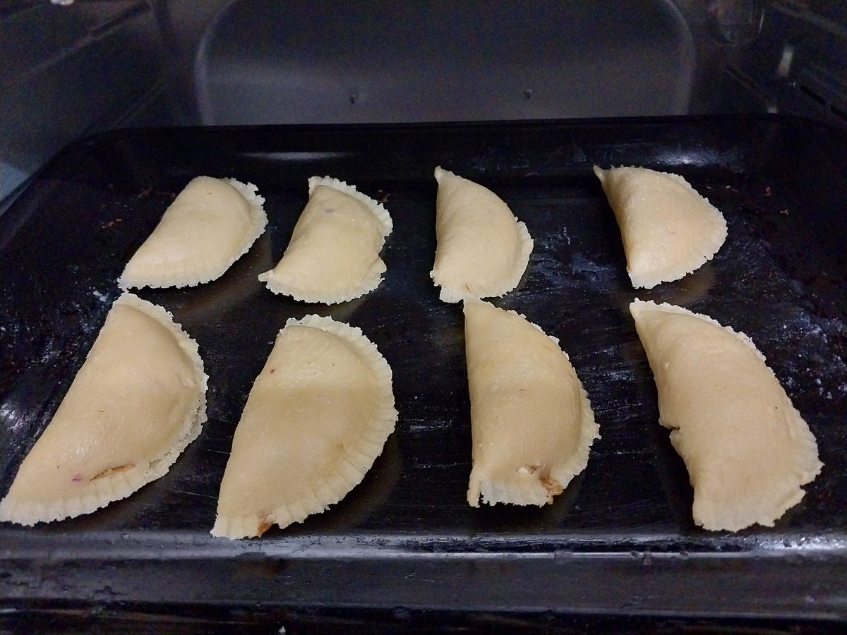 MusingGee's tweet photo. होली ख़त्म  हो गई है, थोड़ी गुजिया बाकी है .

#BakedNotFried #Gujiya https://t.co/8erzWl3qBt