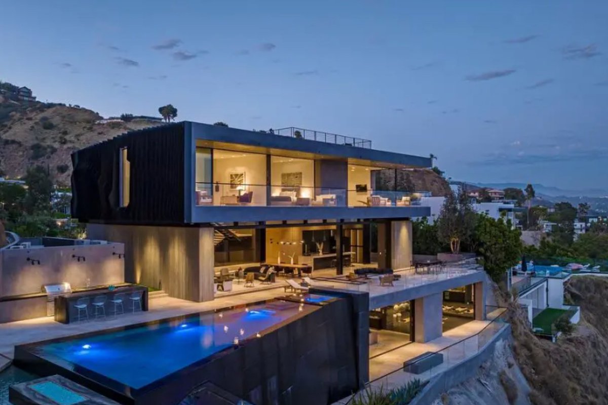 kost1035fm's tweet photo. .@jimmykimmel, #ArianaGrande, & #DakotaJohnson have a new neighbor!
#EdwinCastro, @PowerballUSA's newest billionaire, bought himself a 25.5 million dollar mansion in the #HollywoodHills!
#EllenKMorningShow w/@officialellenk
#TuneIn ---> https://t.co/GYxbmkXiHe https://t.co/NFbkVhh8Ez