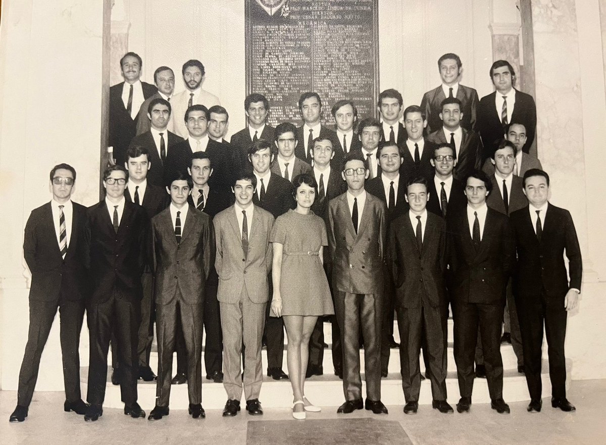 A moça aí da foto é minha mãe. Única mulher entre 198 alunos a se formar em Engenharia pela Uerj, em 1970. Tinha outra aluna, q largou o curso pra casar. Minha mãe foi, aos 24 anos, a 1ª pessoa da família a se formar na faculdade. Reparem no vestido: gata AND ousada