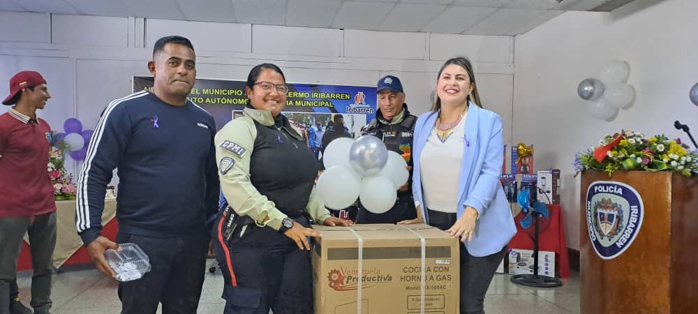 Imaubar's tweet photo. #8Mar #Ahora Jefa del Gabinete Social, Roosmary González :Hoy queremos felicitar a las mujeres guerreras de nuestro municipio Iribarren, las que día a día salen a luchar por sus sueños y las que trabajan por el municipio"
@LuisJonasReyes @MinMujerVe @DivaObrera #ChavezFeminista https://t.co/JIMjDoKHzI