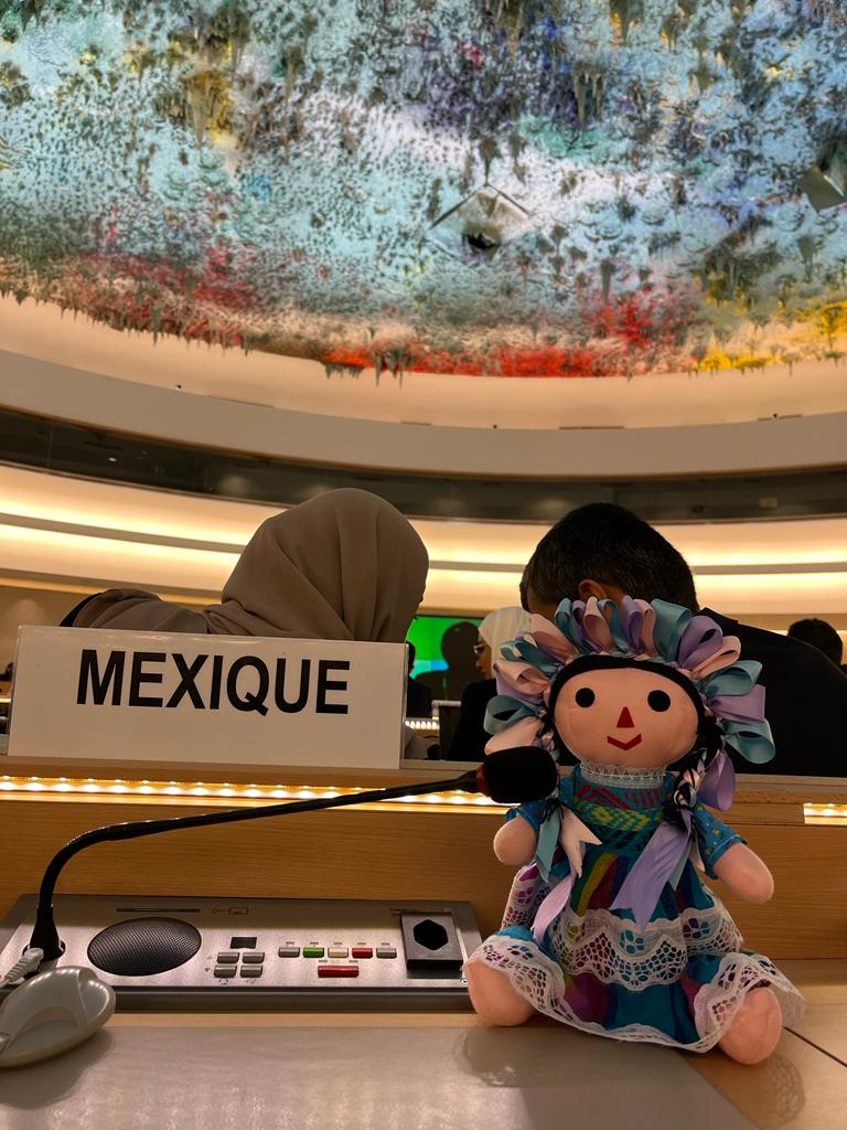 ¡Bienvenida a #Ginebra, #LelePorElMundo!

Desde <a href="/UNGeneva/">United Nations Geneva</a>🇺🇳, la #MuñecaOtomí originaria de <a href="/gobqro/">Gobierno del Estado de Querétaro</a> se une a la conmemoración del #8M #DíaDeLasMujeres, llevando la convicción de #México 🇲🇽 de defender y promover los #ddhh de las #mujeres a nivel global 💜💪🌎

#DiplomaciaPúblicaMX