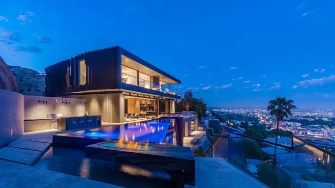 kost1035fm's tweet photo. .@jimmykimmel, #ArianaGrande, & #DakotaJohnson have a new neighbor!
#EdwinCastro, @PowerballUSA's newest billionaire, bought himself a 25.5 million dollar mansion in the #HollywoodHills!
#EllenKMorningShow w/@officialellenk
#TuneIn ---> https://t.co/GYxbmkXiHe https://t.co/NFbkVhh8Ez
