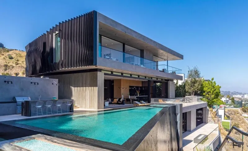 kost1035fm's tweet photo. .@jimmykimmel, #ArianaGrande, & #DakotaJohnson have a new neighbor!
#EdwinCastro, @PowerballUSA's newest billionaire, bought himself a 25.5 million dollar mansion in the #HollywoodHills!
#EllenKMorningShow w/@officialellenk
#TuneIn ---> https://t.co/GYxbmkXiHe https://t.co/NFbkVhh8Ez