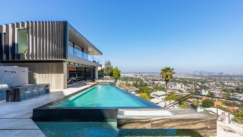 kost1035fm's tweet photo. .@jimmykimmel, #ArianaGrande, & #DakotaJohnson have a new neighbor!
#EdwinCastro, @PowerballUSA's newest billionaire, bought himself a 25.5 million dollar mansion in the #HollywoodHills!
#EllenKMorningShow w/@officialellenk
#TuneIn ---> https://t.co/GYxbmkXiHe https://t.co/NFbkVhh8Ez