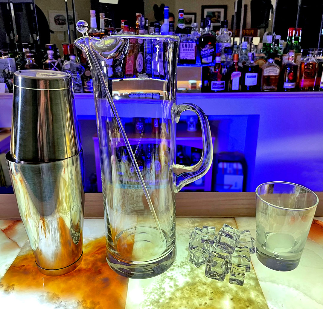 GrandOneLounge's tweet photo. Shaken, stirred, on the rocks and neat. How and why cocktails are created in unique ways. #cocktails #homebar #homebartips
https://t.co/R6VRB2nUi0 https://t.co/0dYEK9eexT