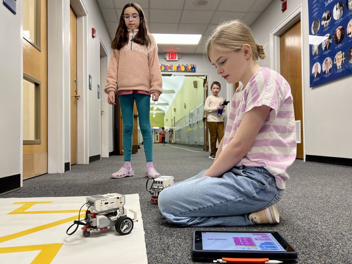 ElmwoodFranklin's tweet image. During technology class, fifth graders jumped in the driver's seat, learning to program with the LEGO MINDSTORMS EV3 robots and Classroom app. Students worked in teams to create a string of commands, test, & then correct their programming. #programmingforkids #beyondtheclassroom