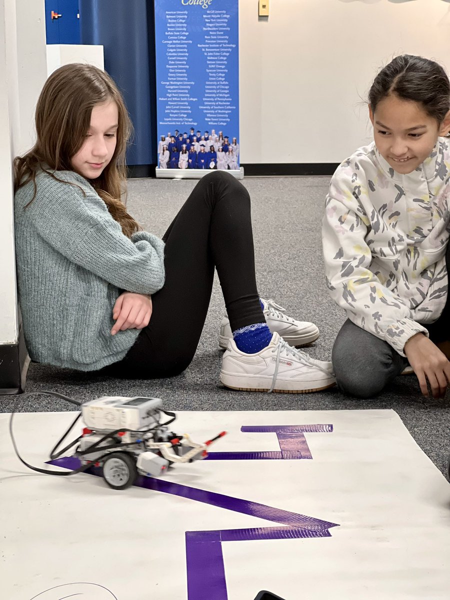ElmwoodFranklin's tweet image. During technology class, fifth graders jumped in the driver's seat, learning to program with the LEGO MINDSTORMS EV3 robots and Classroom app. Students worked in teams to create a string of commands, test, & then correct their programming. #programmingforkids #beyondtheclassroom