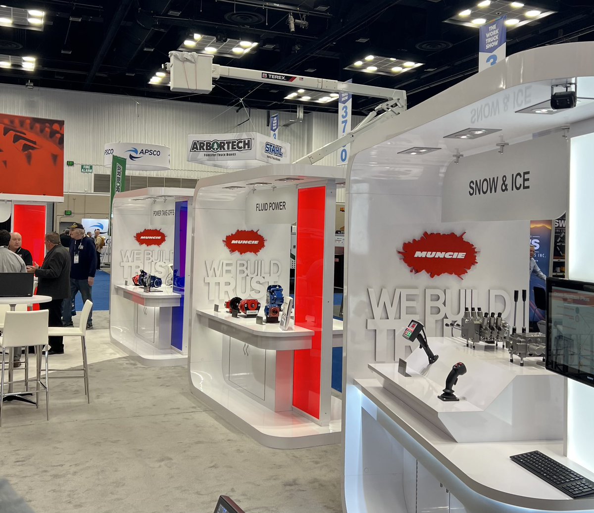 MunciePower's tweet photo. We’re at the NTEA’s @WorkTruckWeek this week! Stop by, say hello, and check out the new F22 Series PTO mounted on the new 10R140 Series transmission by Ford.
#WorkTruckShow #WorkTruckIndustry #NTEA #Ford https://t.co/rbtXqOVooE