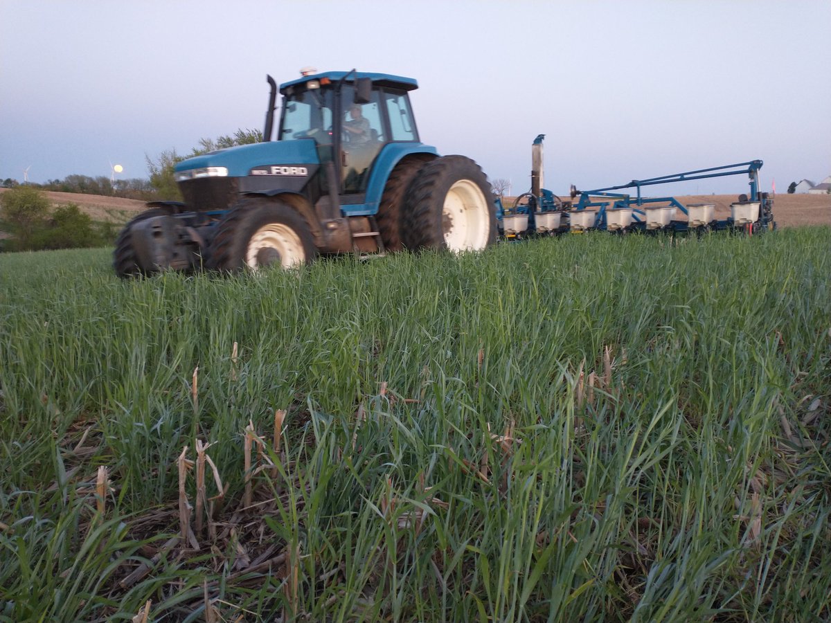 yenterfarms's tweet image. For sale
2006 Kinze 3600 12/24
Mechanical drive. Finger meters and brush meters. Spring down pressure.
Low acre 3600, 2nd owner. Used on 800 acres yearly. (400 corn/soy, 400 rye cover crop). Lots of new parts.
$57,500 including row cleaners and Integra. Retweets appreciated.