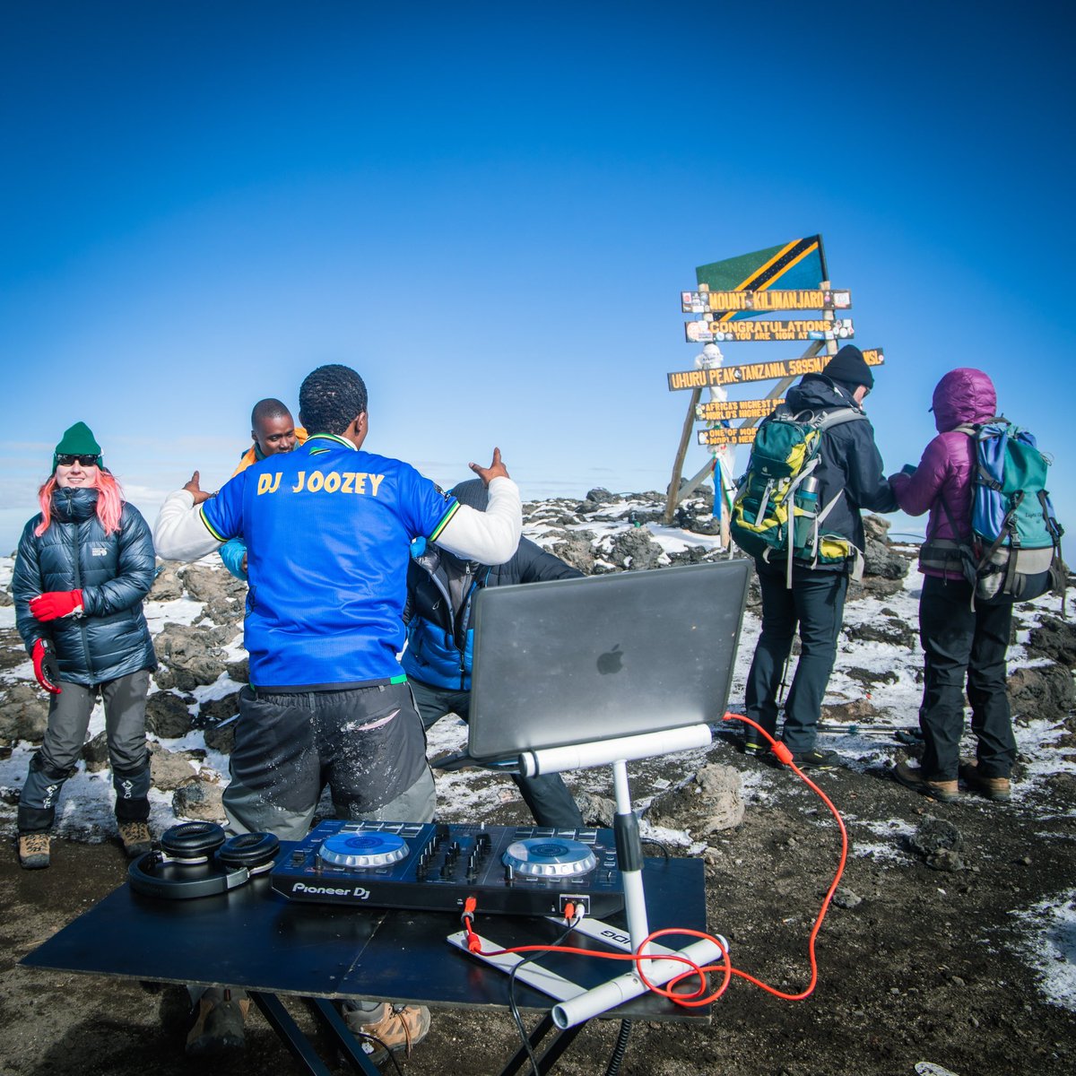 AfricaFactsZone's tweet photo. Tanzania's DJ Joozey has become the first DJ to play on the peak of Africa's highest mountain, Mount Kilimanjaro.

He played a set selection at 5,895 metres (19,341 feet) above sea level. https://t.co/g16UDV5VEZ