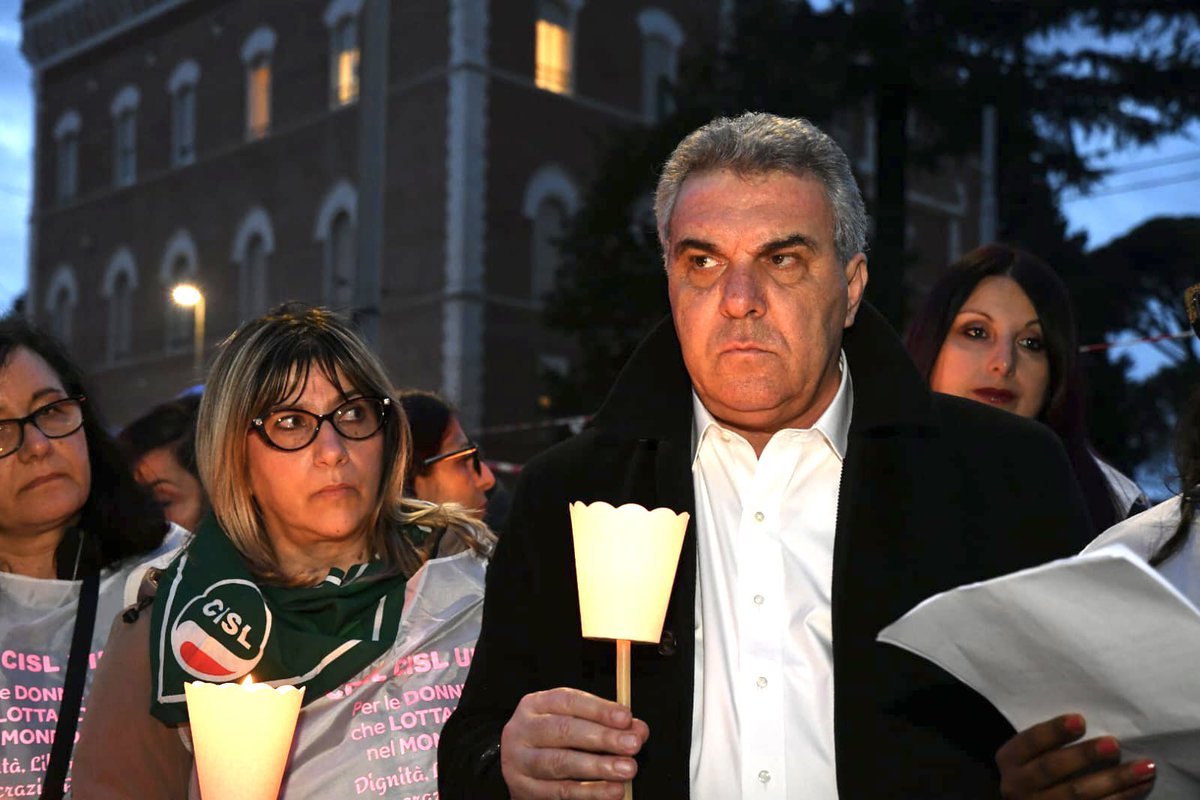CislNazionale's tweet photo. #LuigiSbarra alla fiaccolata organizzata stasera #8Marzo a Roma dai sindacati, insieme ad altre associazioni, davanti all’Ambasciata della Repubblica Iraniana per la “Dignità delle donne e per i diritti di tutte le persone” in ogni parte del mondo. #Donneinprimafila https://t.co/myo7eYz21Q