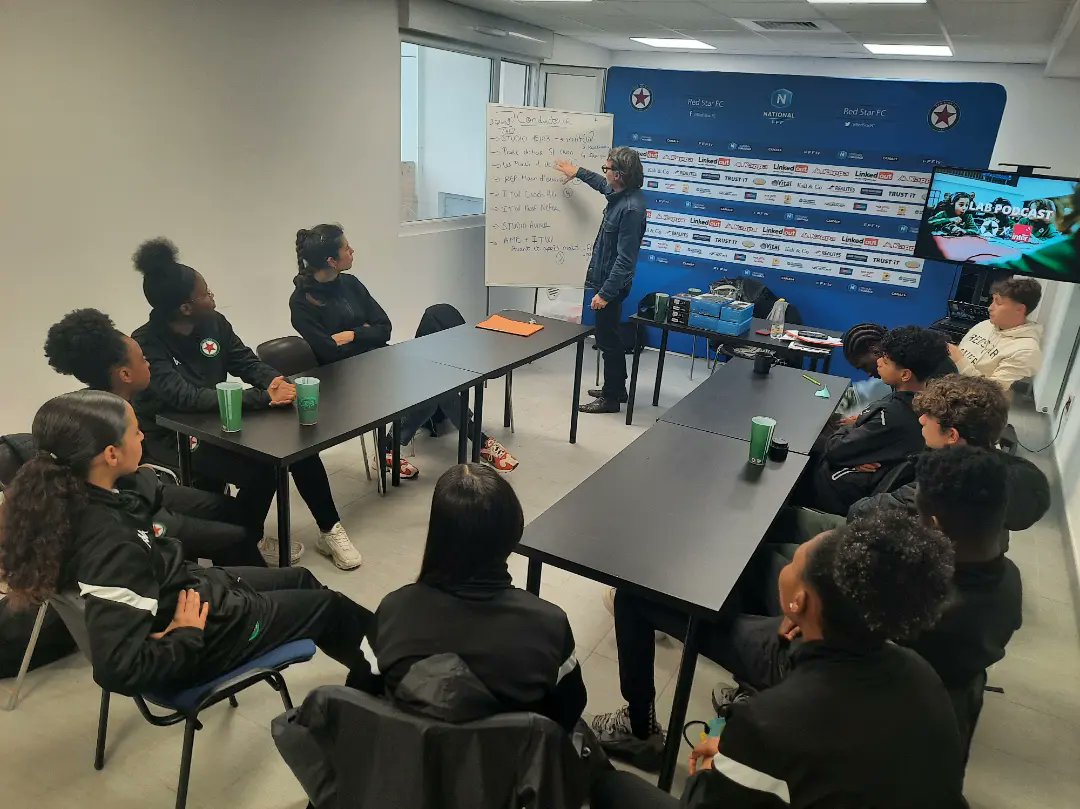ericvalmir's tweet photo. Dans un Bauer en réhabilitation à StOuen, les jeunes du @RedStarFC garçons et filles, apres leurs entraînements, embarquent dans @interclass pour exprimer les espoirs d'une jeunesse qui mise sur le foot pour se réaliser et n'entend pas être instrumentalisés par la desinformation https://t.co/C43eQc7m6T