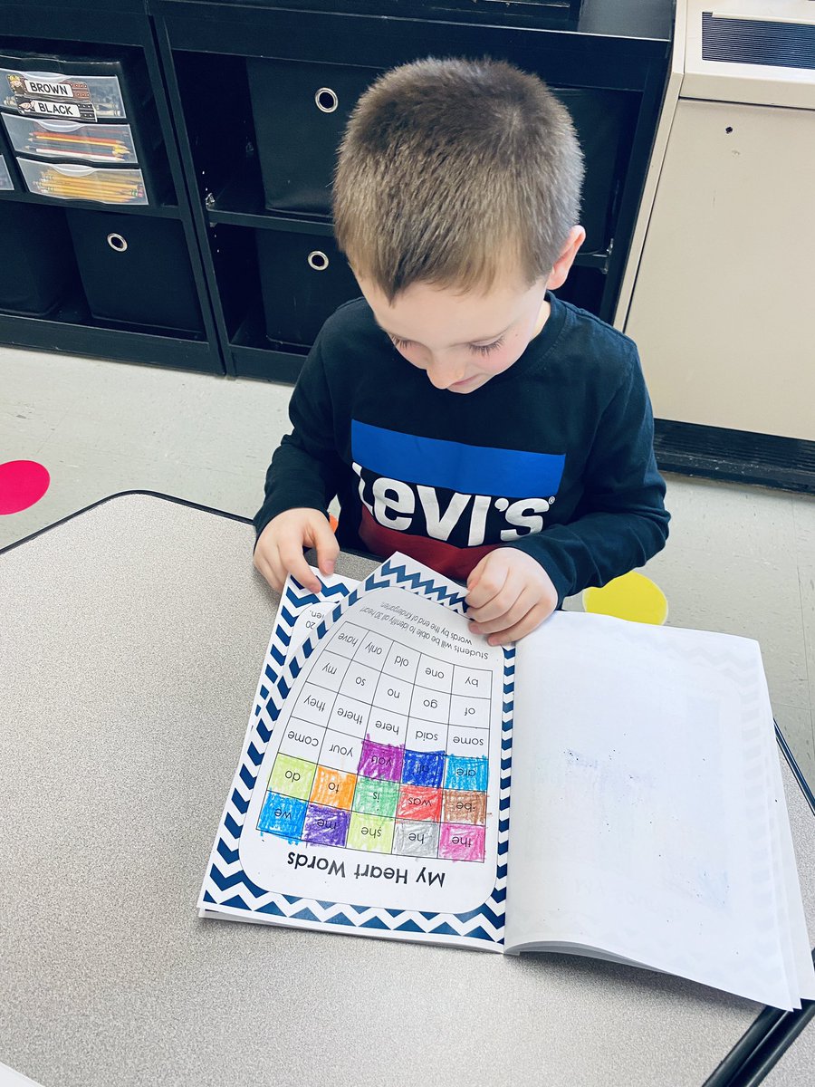 MissSeegerISD's tweet photo. Practicing with our friends for Student Led Conferences tonight. I love hearing these leaders talk about all their growth in their Leadership Notebooks! @OttBearCubs @TheLeaderinMe @ISDSchools
#youOTTtobehere #isdkinder #studentledconference #leaderinme https://t.co/nM6Gipc5YU