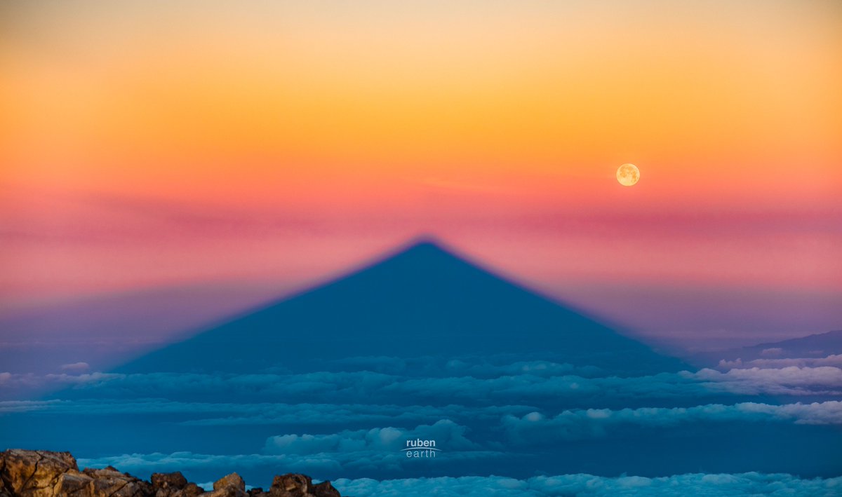 Esta foto nos ha costado sudor y lágrimas. Subir a la cima del Teide al amanecer tras caminar más de 5 horas escalando el volcán. Y encontrarte la sombra proyectada en el mar infinito junto a la luna llena.
<a href="/tiempobrasero/">Tutiempo</a> @canarias_es <a href="/yoamocanarias/">Yo amo Canarias</a> #islascanarias #teide
