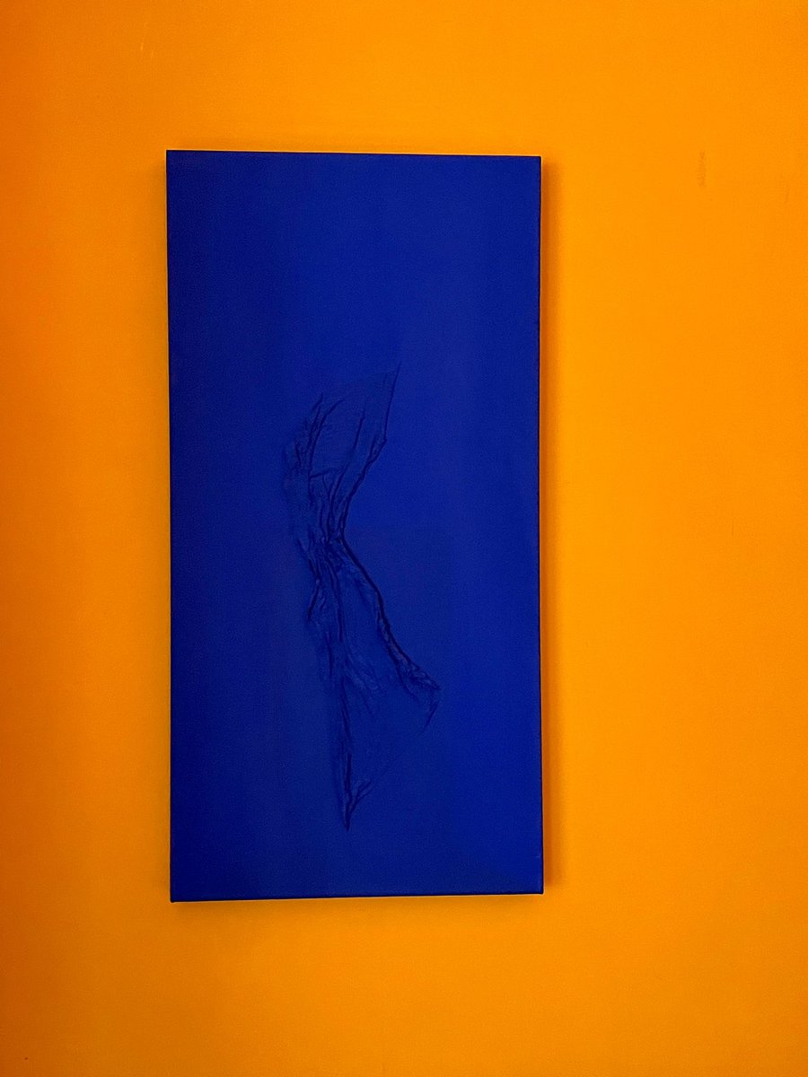 Loved seeing this piece in an orange room! #blue #blueart #blueonorange #monochromaticart #monochrome #monochromatic #figureative #figurativeart #ultramarineblue #balleticstudy #balletic #vulnerability #derekdickinson #derekdickinsonartist #art #artist