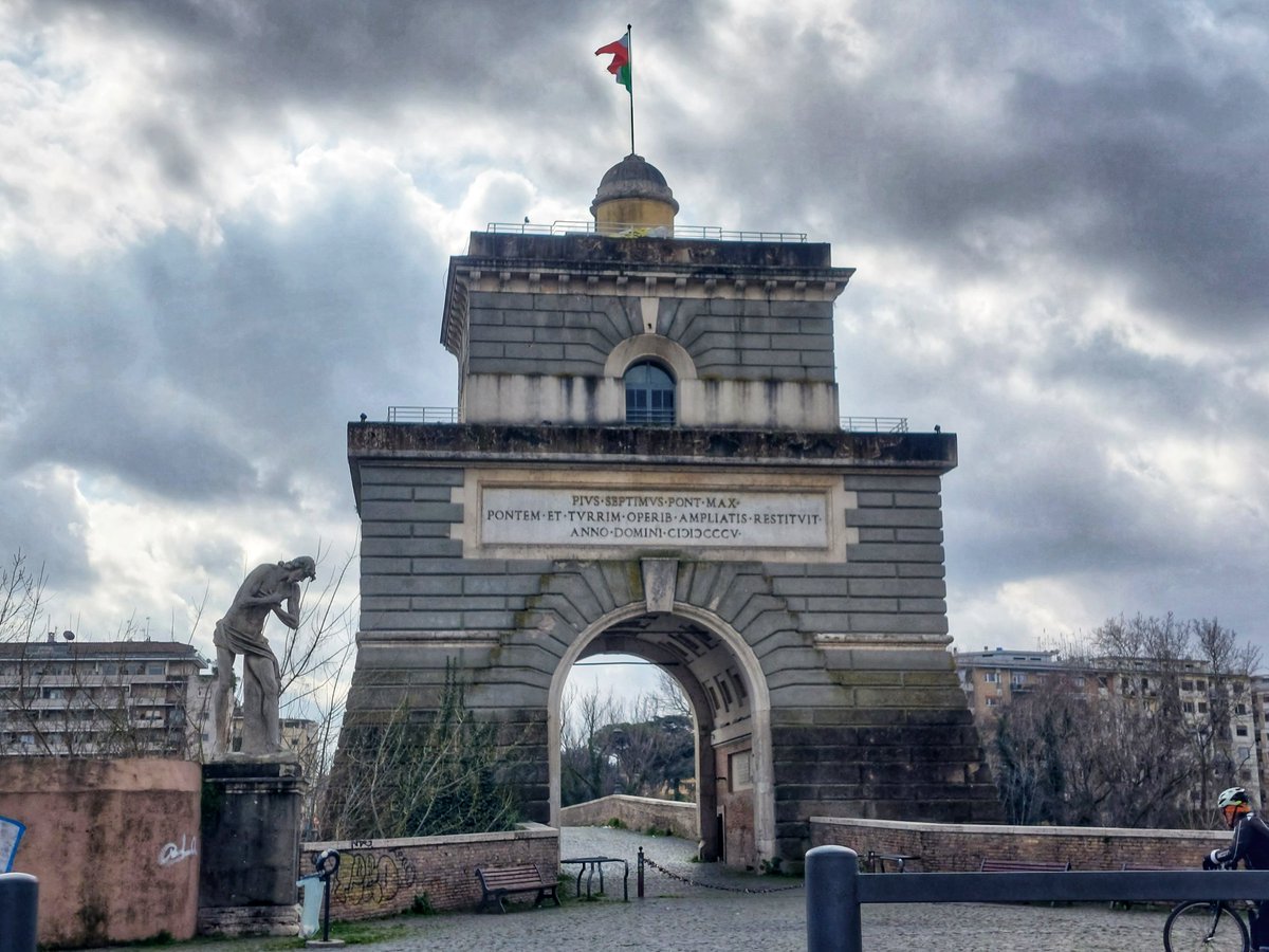 Foto che puoi fare a #Roma fermo al semaforo. (Di cieli minacciosi sopra Ponte Milvio)